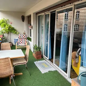 Appartement Grand Avec Balcon Et Parking Gratuit Sur Place, Paris